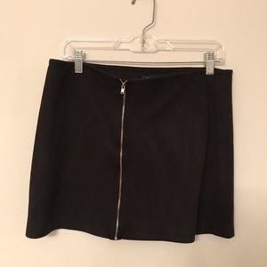 Lulu’s black mini skirt